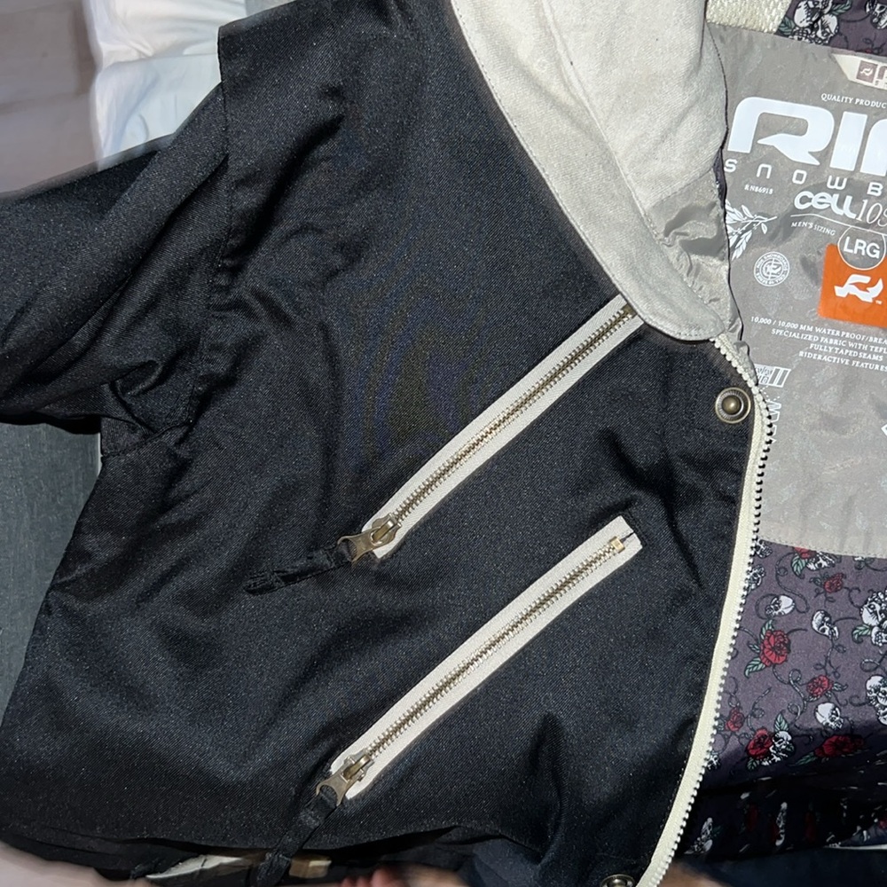 Ride snowboarding jacket 🧥 in good used condition worn 2-3 times - Picture 4 of 12